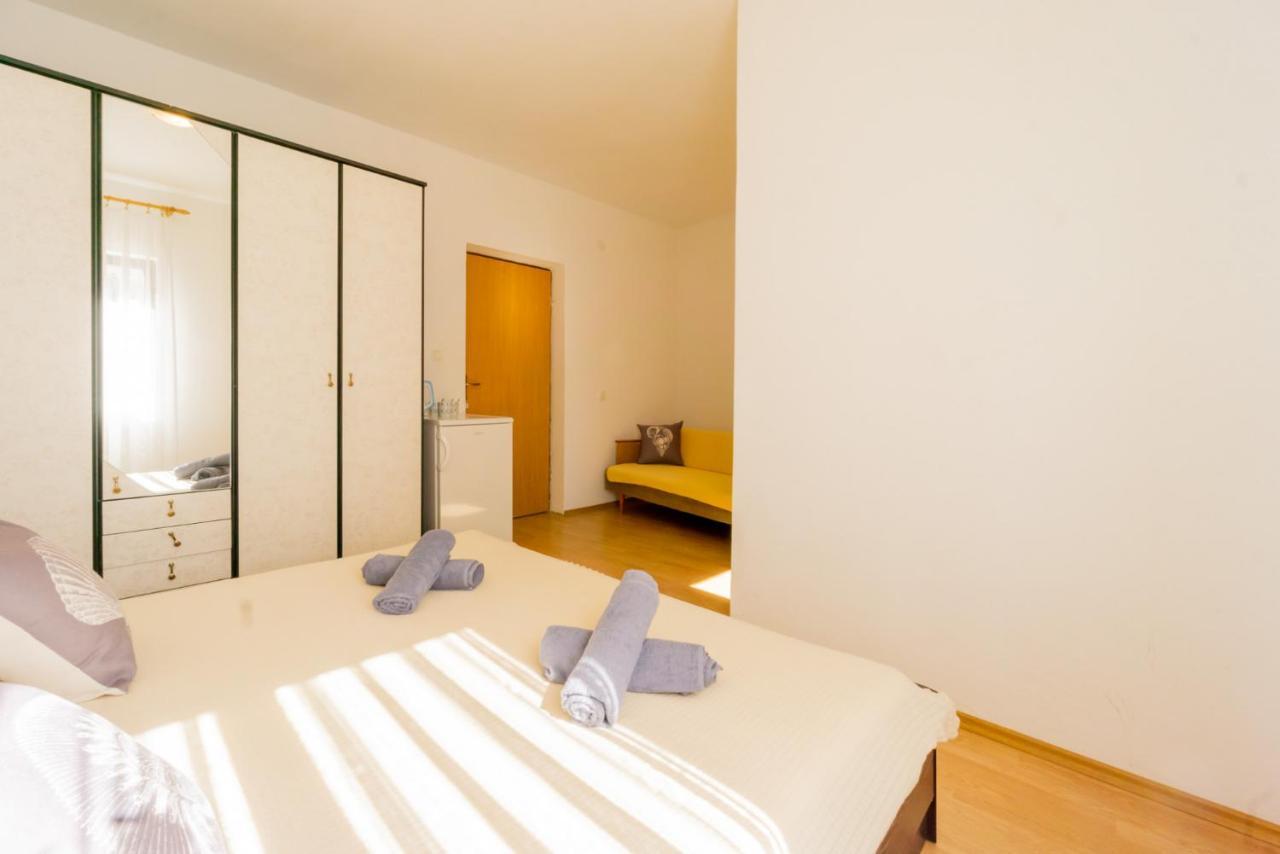 Apartment And Room Bacic Metajna Exterior photo