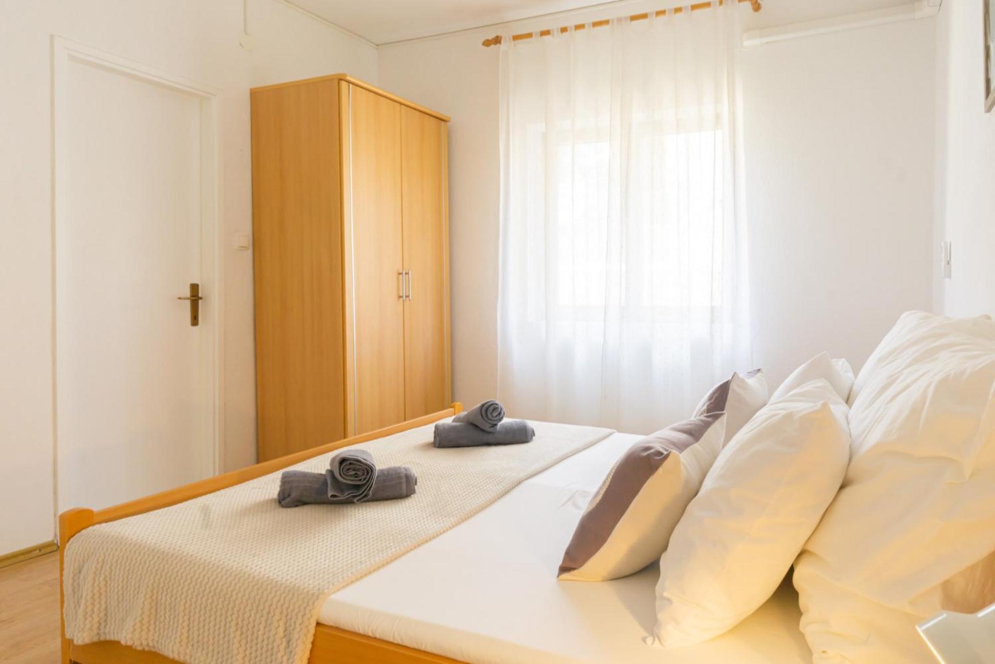 Apartment And Room Bacic Metajna Room photo